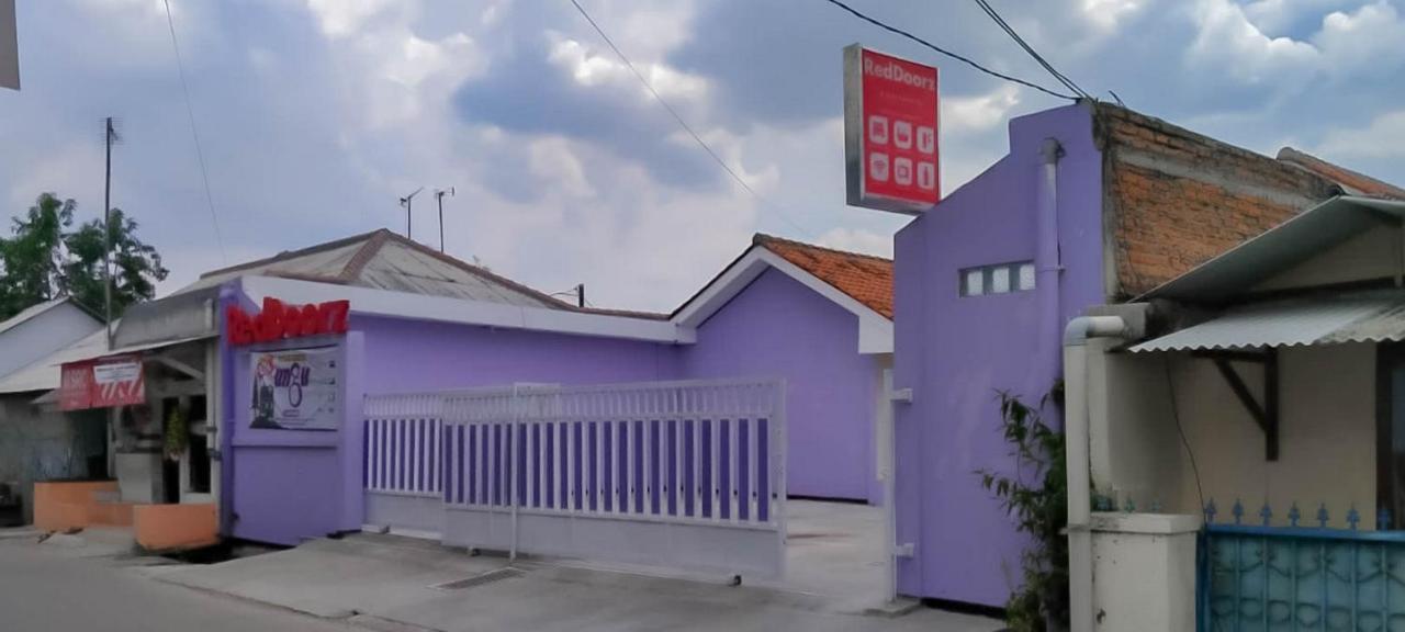 Reddoorz @ Jalan Ahmad Yani Hotel Karawang Exterior foto